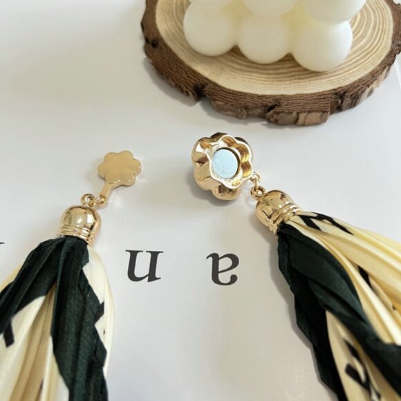 2/$30 Magnetic Clasp Geometric Pattern Silky Scarf Pleated Black White Headband - Picture 6 of 6